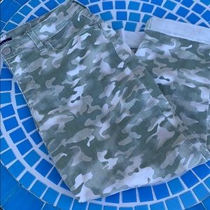 Bandolino camo capri size 8